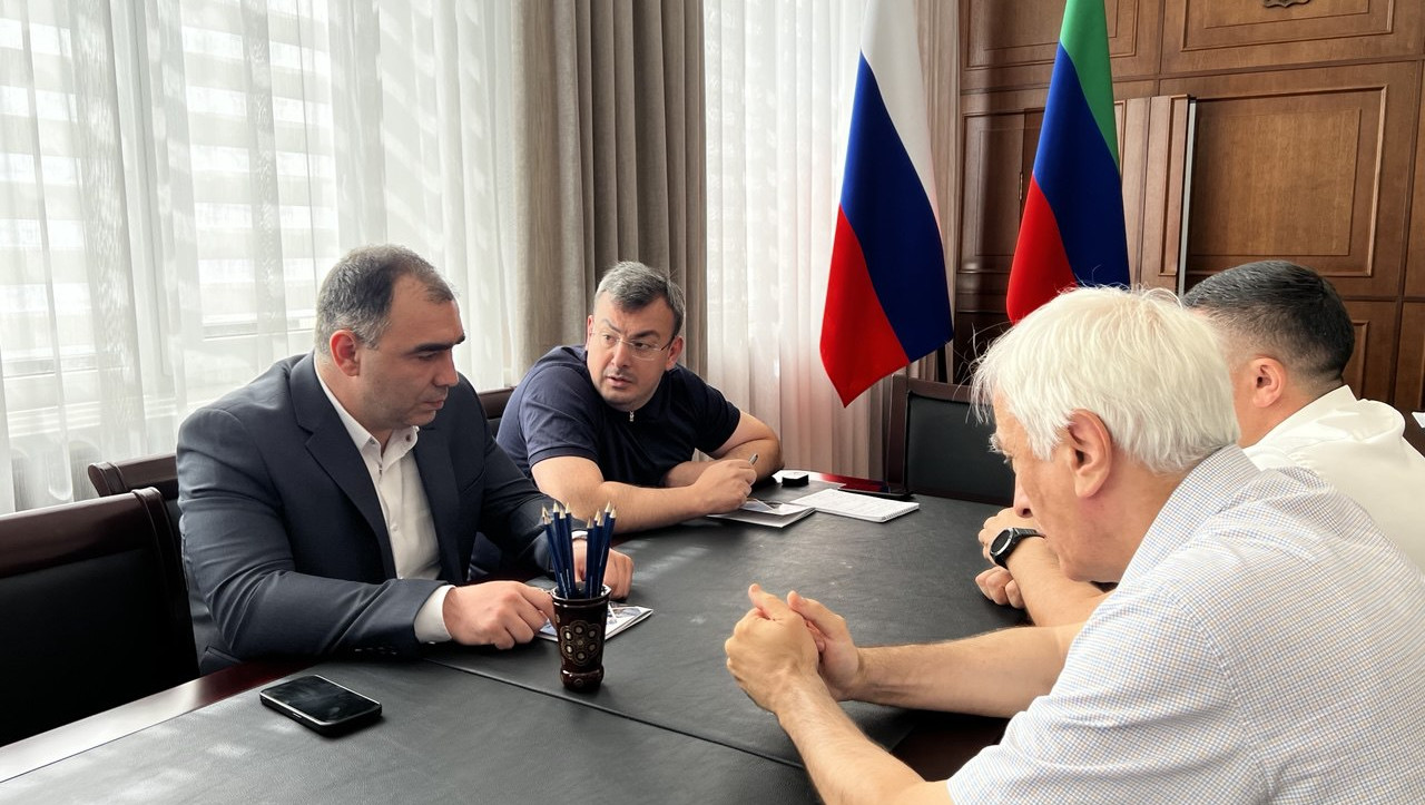 Министр труда Дагестана Магомедзагид Кихасуров провел рабочую встречу с Героем России Энвером Набиевым